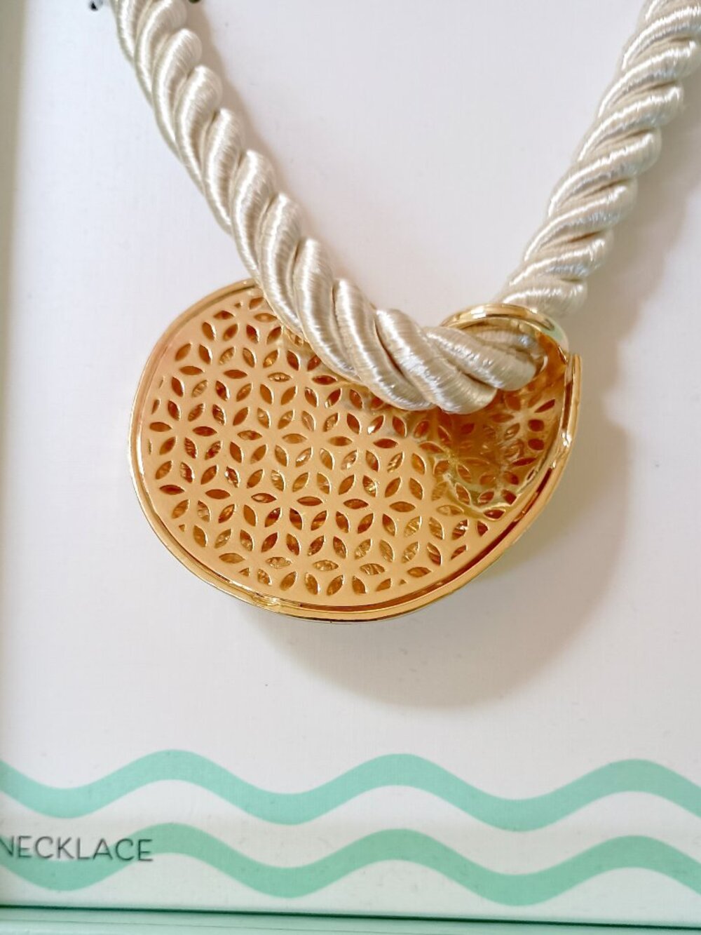 NEW! PIPER K CONCH SHELL STATEMENT NECKLACE - Picture 4 of 5